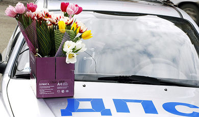 Автоинспекторы подарили более 100 роз женщинам в честь 8 марта в Луховицах