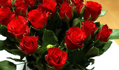 Автоинспекторы подарили более 100 роз женщинам в честь 8 марта в Луховицах