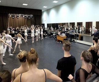 Прима-балерина Светлана Захарова провела репетицию в областном колледже искусств