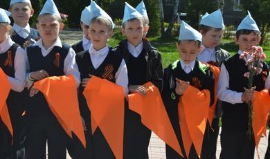 Зарайские четвероклассники вступили в ряды детской организации «Радуга» и устроили флешмоб