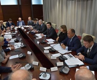 Губернатор провел рабочую встречу с победителями аукционов на размещение рекламных конструкций в 2014 году
