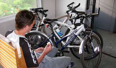 Жители Подмосковья смогут бесплатно возить велосипеды в электричках 